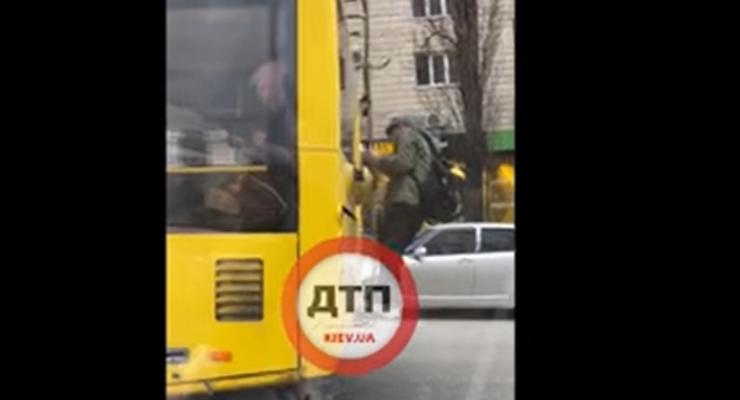 В Киеве заметили дедушку на задней лестнице троллейбуса: видео