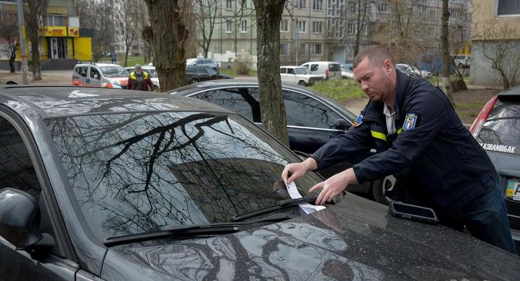 В Киеве начали штрафовать авто на газонах и во дворах: подробности