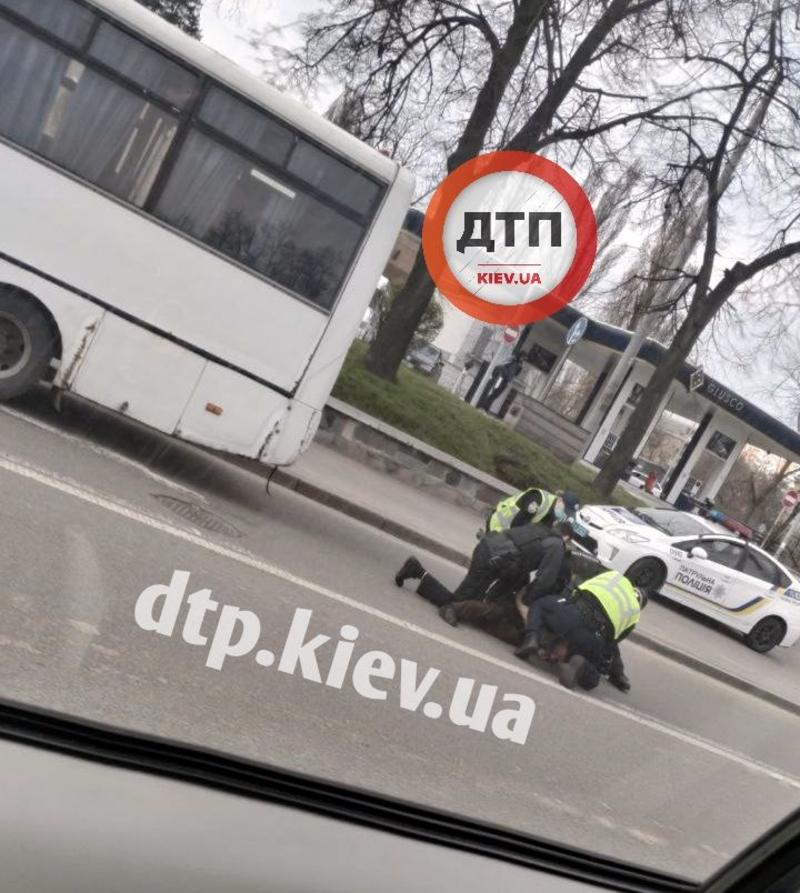 В Киеве полиция избила маршрутчика, который нарушил карантин: видео / dtp.kiev.ua