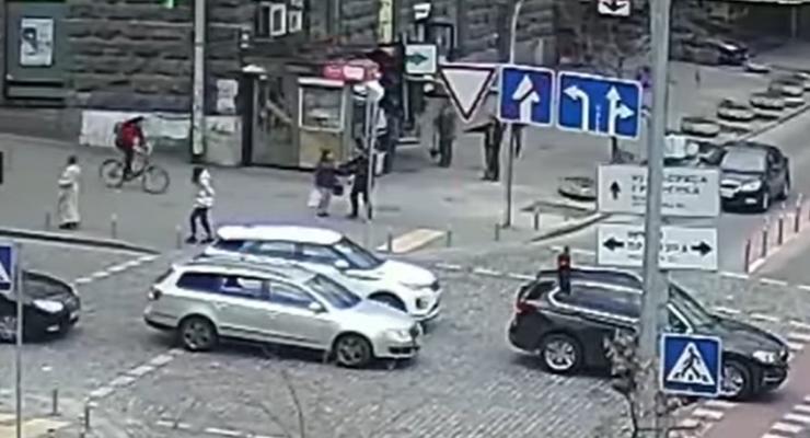 Велосипедистка сбила женщину на тротуаре в Киеве: видео