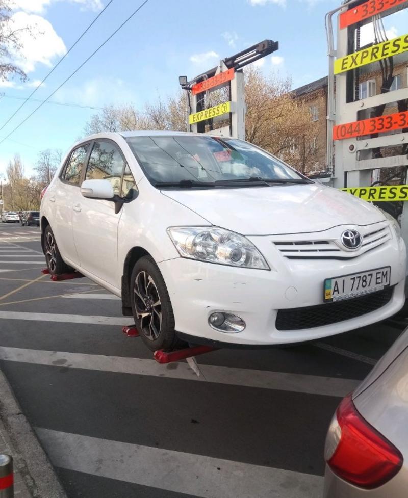 Когда автомобиль могут эвакуировать на штрафплощадку: 5 законных причин / Киев Парковочный