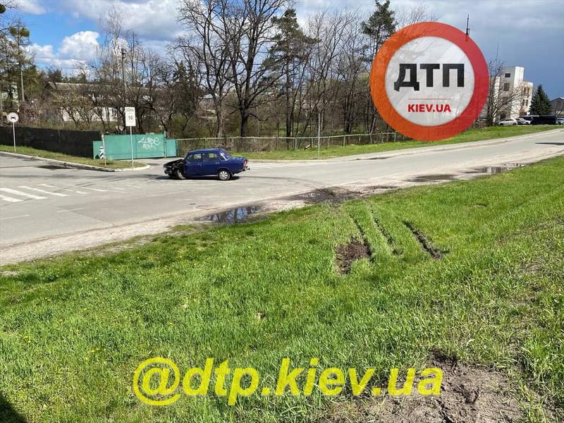 Врезался в бус и вылетел на встречку: водителю ВАЗ стало плохо за рулем / dtp.kiev.ua