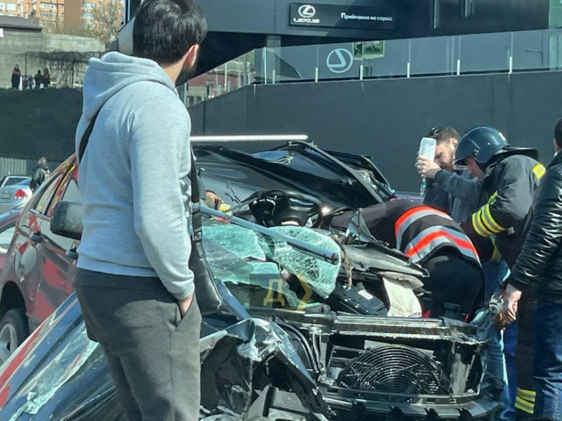 BMW разорвало пополам: серьезная авария с кроссовером в Одессе / Думская