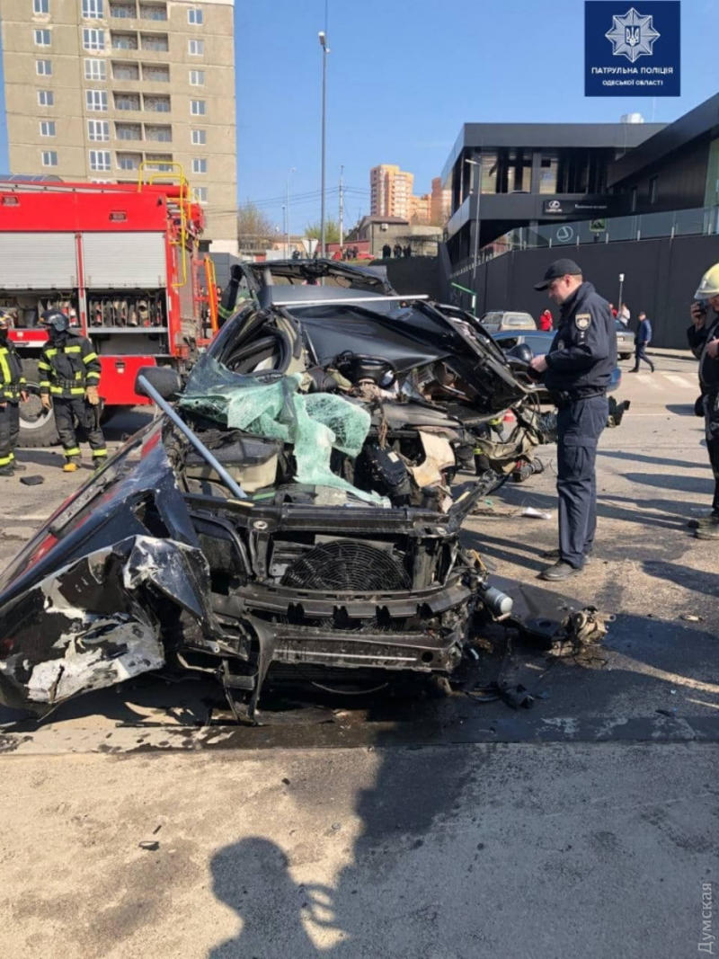 BMW разорвало пополам: серьезная авария с кроссовером в Одессе / Патрульная полиция Одесской области