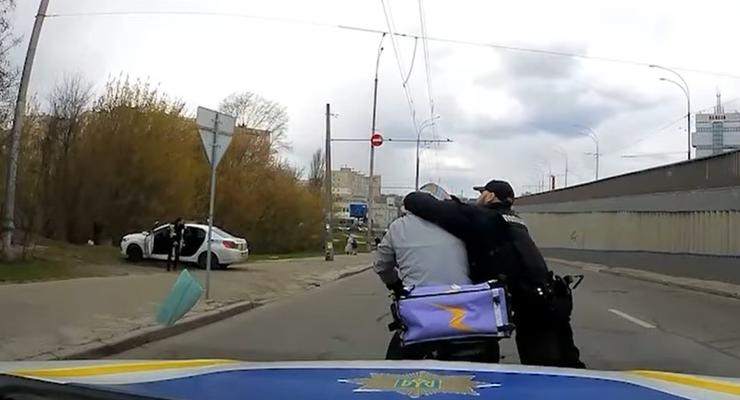 В Киеве шесть автомобилей полиции ловили одного скутериста: видео