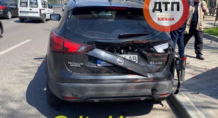 В Киеве пьяный водитель устроил тройное ДТП на ровной дороге: видео