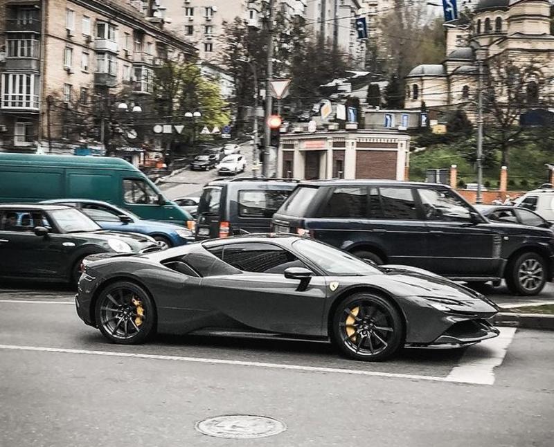 На улицах Киева заметили гибридную Ferrari за полмиллиона долларов: фото / ТопЖыр