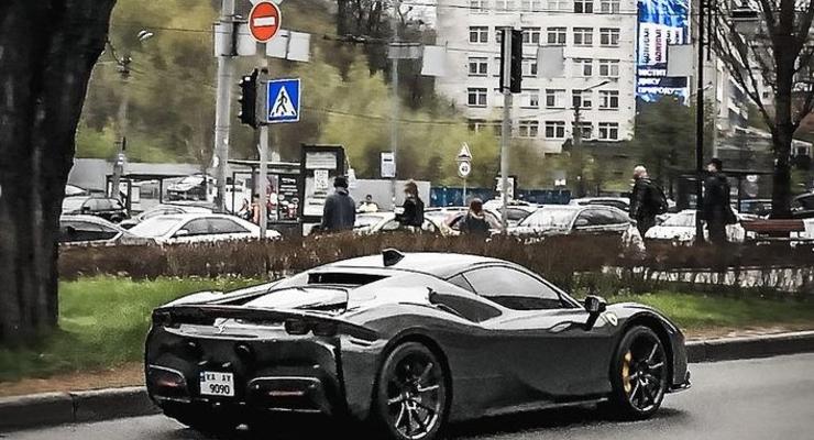 На улицах Киева заметили гибридную Ferrari за полмиллиона долларов: фото