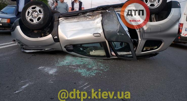 Сразу 5 авто попали в ДТП под Киевом: фото и видео