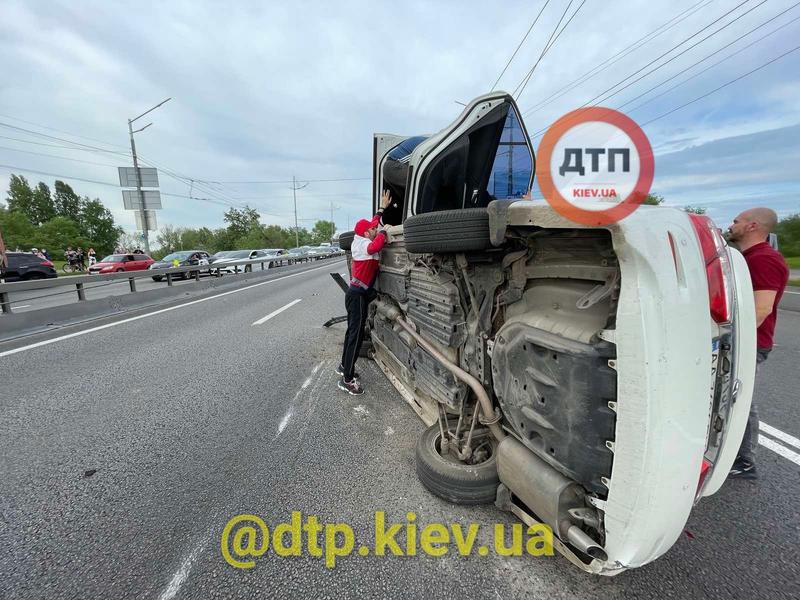 В Киеве Toyota перевернулась из-за троллейбусных проводов на дороге: видео / dtp.kiev.ua