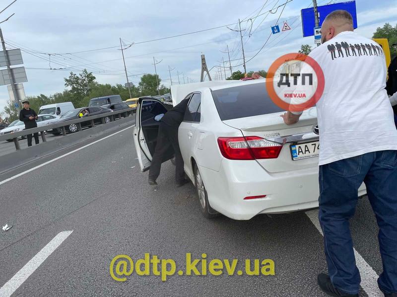 В Киеве Toyota перевернулась из-за троллейбусных проводов на дороге: видео / dtp.kiev.ua
