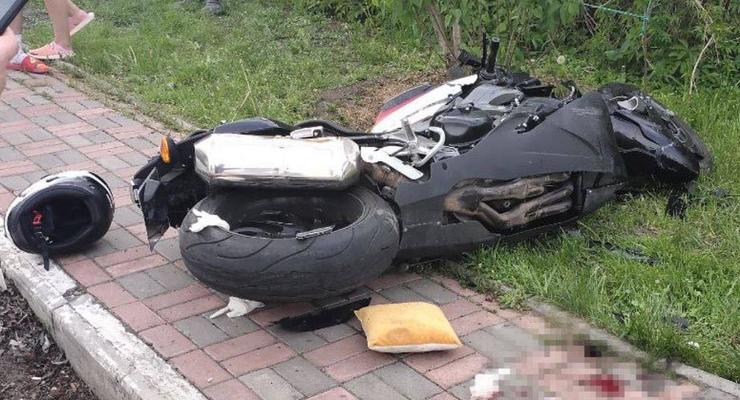 В Киеве автомобиль задавил упавшего мотоциклиста: видео