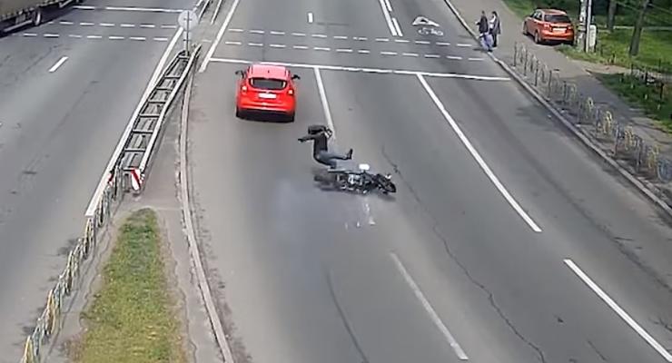 Мотоциклист без шлема чудом остался жив: подробности ДТП, видео