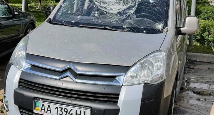 "Каменный дождь" в Киеве побил около 10 автомобилей: фото и видео
