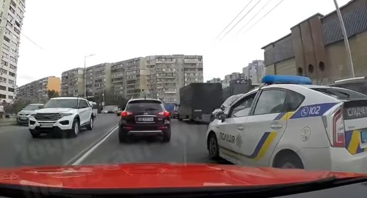 В Киеве водитель проучил полицейских: видео 18+