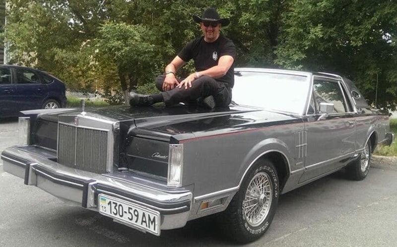 Алексей Мочанов продает свой любимый Lincoln за 25 тысяч долларов / Facebook
