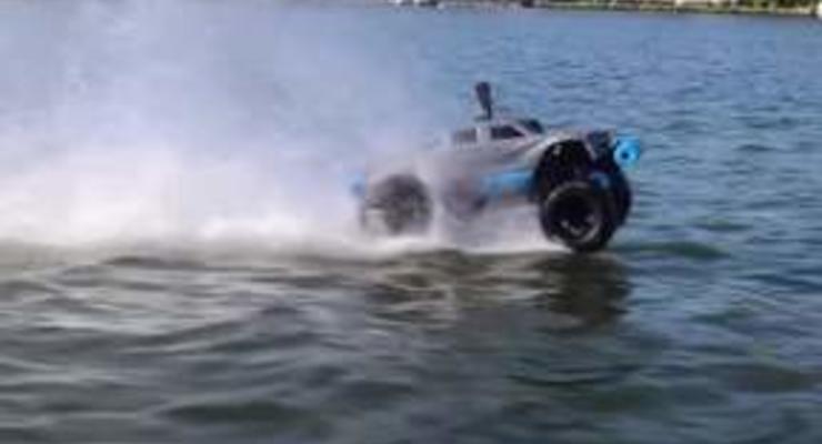 В США автомобиль смог проехать по воде 1,5 км: видео рекорда