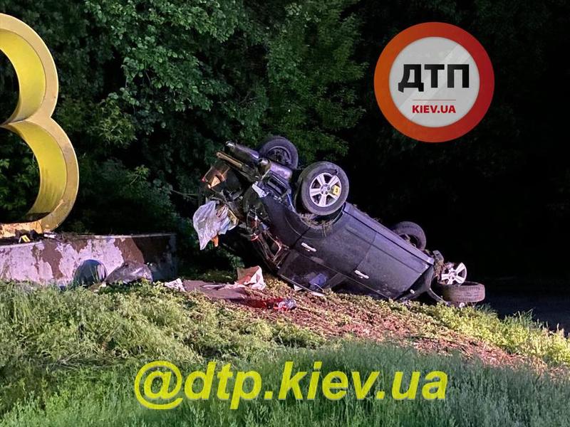 На Бориспольской трассе водитель Subaru уснул и протаранил надпись Киев / dtp.kiev.ua