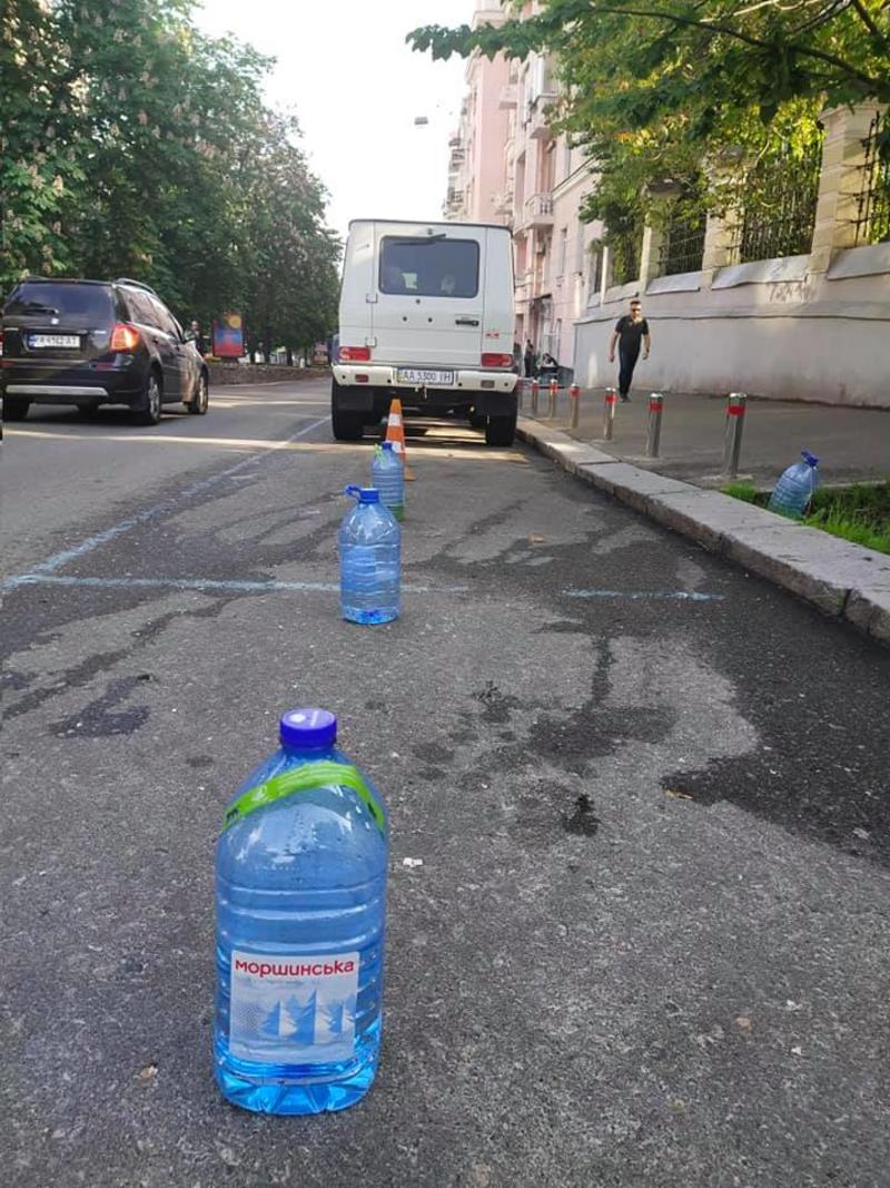 Как бороться с нелегальными парковщиками в Киеве: инструкция / Facebook