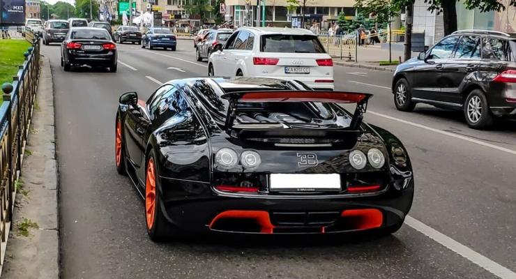 В центре Киева заметили редчайший гиперкар Bugatti Veyron: фото