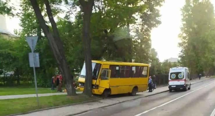 Серьезное ДТП с маршруткой во Львове: 5 человек в больнице