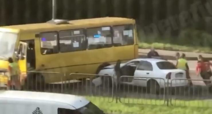 Серьезное ДТП с маршруткой и Daewoo на Броварской трассе: видео