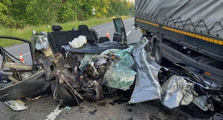 Смертельное ДТП с грузовиком под Киевом: дорога частично перекрыта