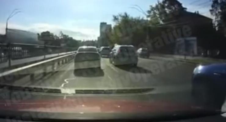 Водитель Honda попал в ДТП, пытаясь доказать свою правоту на дороге: видео