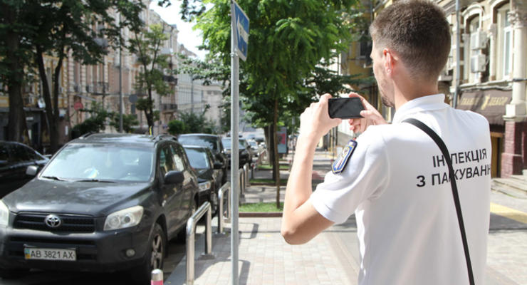 В Киеве увеличат количество инспекторов по парковке: что известно