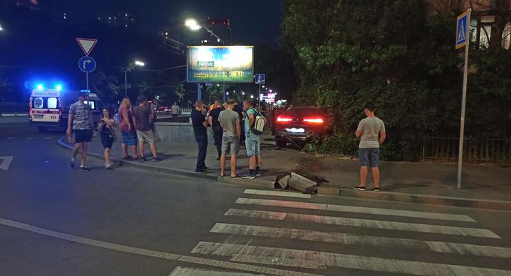 18-летний водитель на BMW вылетел на тротуар на проспекте Победы: видео
