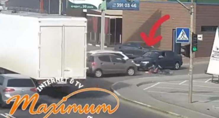Девушка за рулем протаранила велосипедиста, чтобы не попасть под фуру