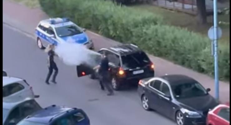 Украинец в Варшаве чуть не задавил пешеходов и отбивался от полиции