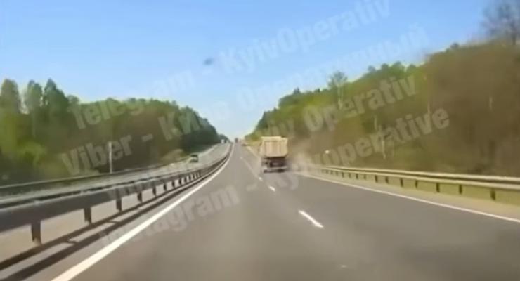 На Одесской трассе перевернулась фура из-за лопнувшего колеса: видео