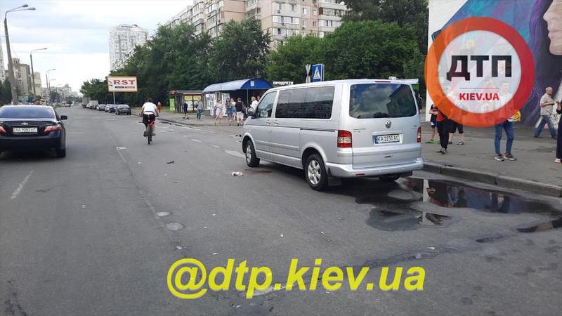 Черная Toyota сбила маму с ребенком на пешеходном переходе: видео / dtp.kiev.ua