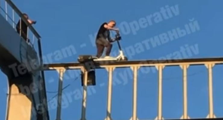 Блогер проехался на электросамокате по опоре моста: видео