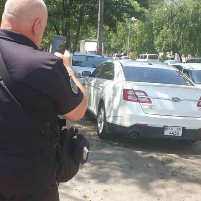 Инспекторы по парковке снова штрафуют авто во дворах: законно ли это / Киев Парковочный