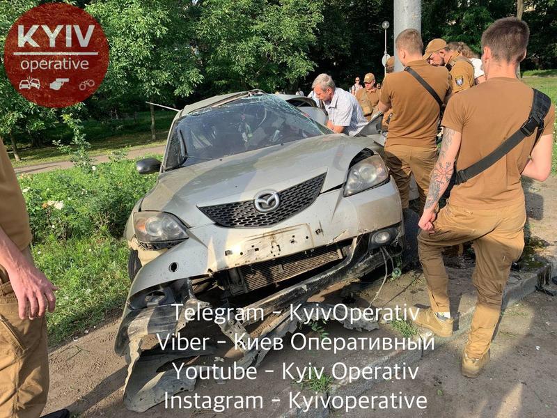 На проспекте Победы водитель Mazda намотал авто на столб: видео / Киев Оперативный