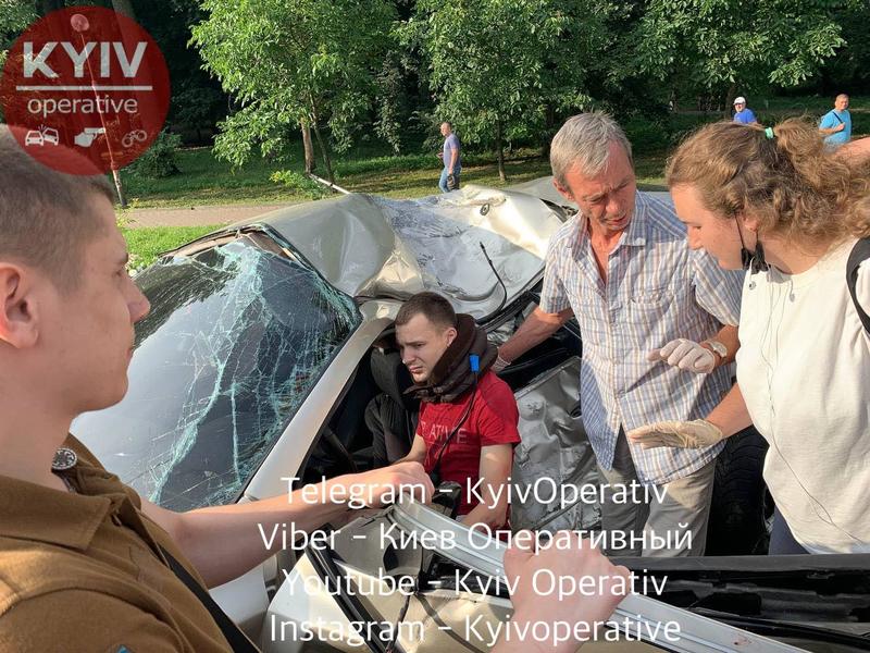 На проспекте Победы водитель Mazda намотал авто на столб: видео / Киев Оперативный