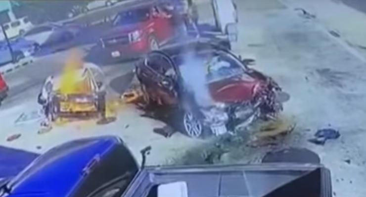 Пьяный водитель за рулем Nissan протаранил бензоколонку: жуткое видео