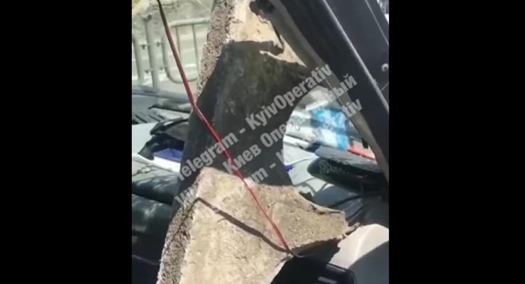 В Киеве отпавший кусок моста пробил лобовое стекло ГАЗели: видео