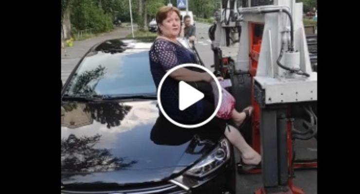Женщина села на капот автомобиля, чтобы тот не эвакуировали: видео