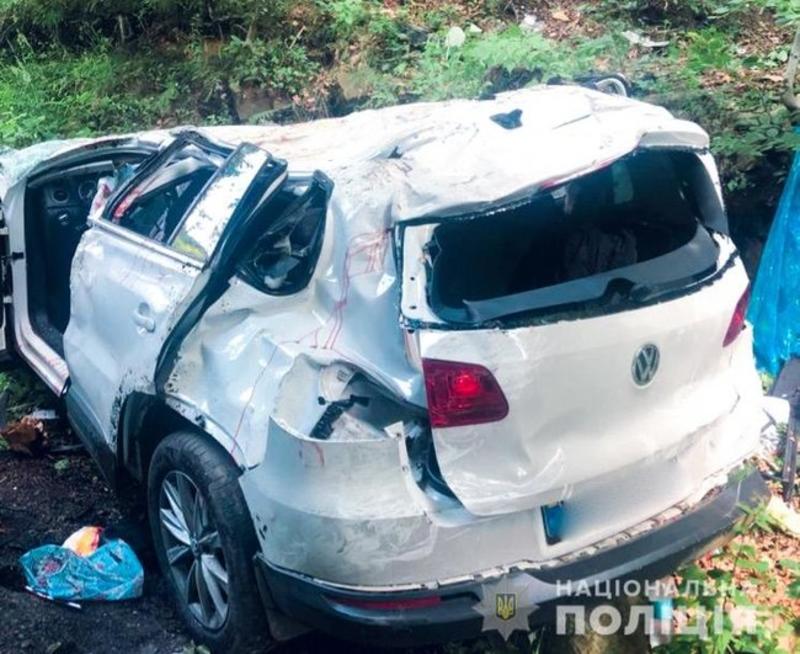 В Карпатах автомобиль свалился с обрыва: фото с места трагедии 18+ / Национальная полиция