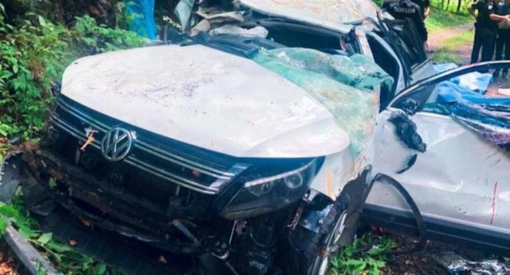 В Карпатах автомобиль свалился с обрыва: фото с места трагедии 18+