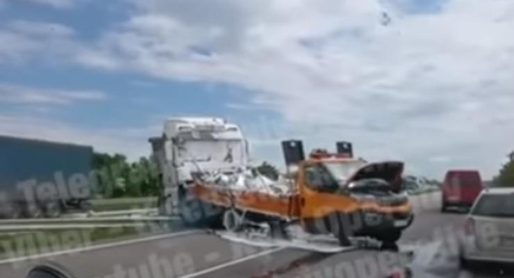 ДТП с фурами и возгоранием на Одесской трассе: движение заблокировано