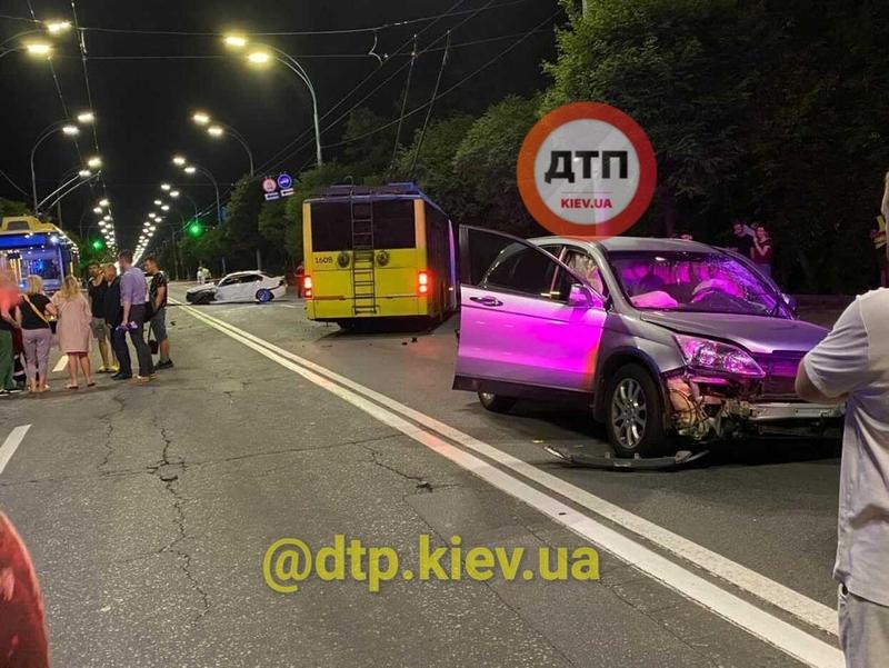 Неудачный обгон на BMW закончился масштабной аварией: видео / dtp.kiev.ua