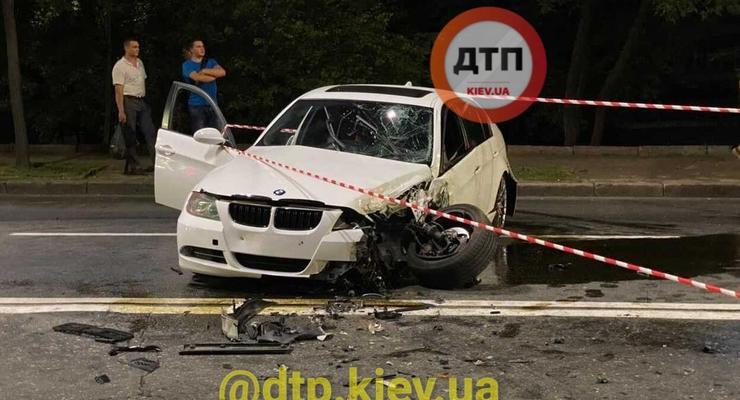 Неудачный обгон на BMW закончился масштабной аварией: видео