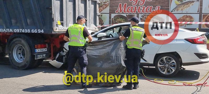 Пьяный водитель на Honda насмерть задавил женщину на скутере: видео / dtp.kiev.ua