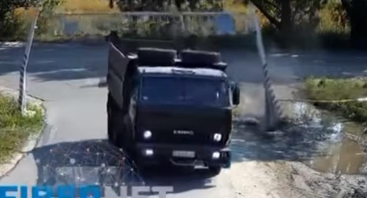 Водитель КамАЗа снес ограничитель высоты и скрылся с места ДТП: видео