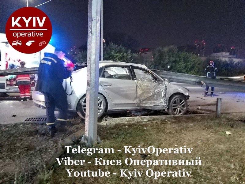 Водитель Volkswagen нанизал авто на отбойник в Киеве: жуткие фото / Киев Оперативный