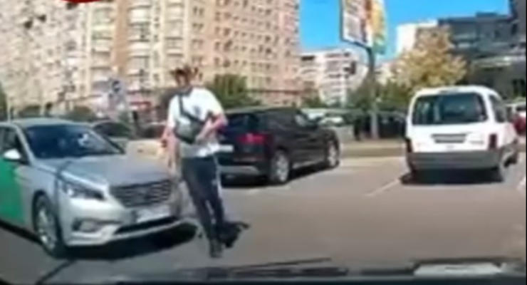 Таксист Bolt задул водителя из баллончика за замечание на дороге: видео